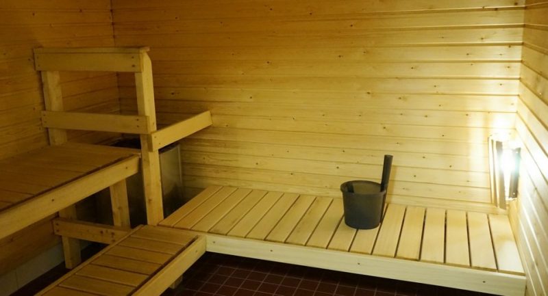 Komppassin sauna on tilava ja kiuas on hyvin turvatussa nurkassa.