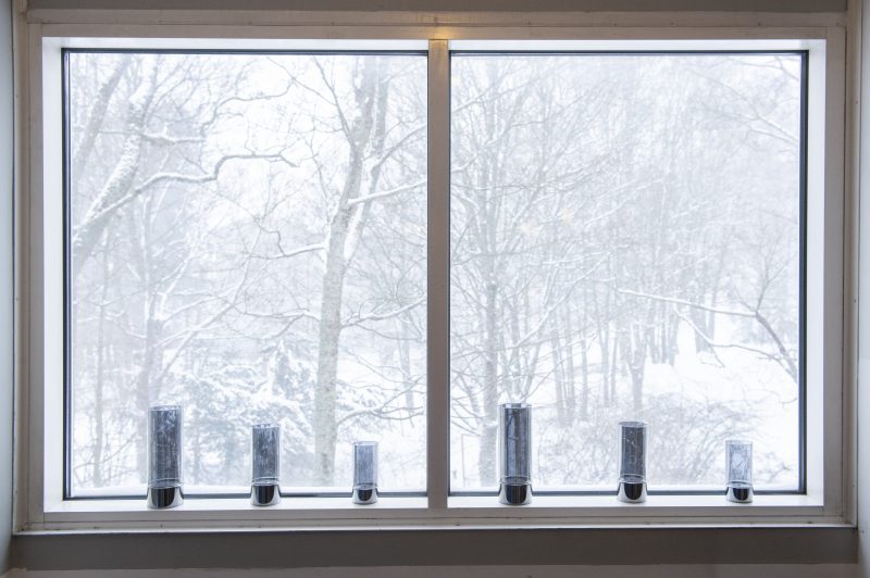 Sisäkuva Malmikodista. Lähikuvassa ikkunalauta, jolla on kuusi kappaletta kynttilälyhtyjä.