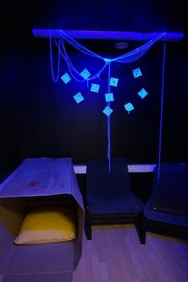 Toimintakeskus Meripihkan aistihuone, jossa on sininen valo.
