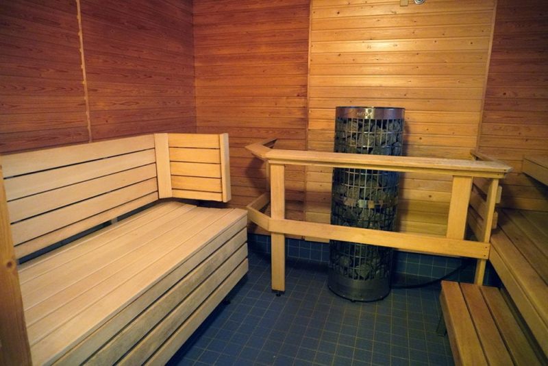 Pajulan saunassa on kahdella seinällä lauteita ja niiden välissä takaseinällä aidattu kiuas.