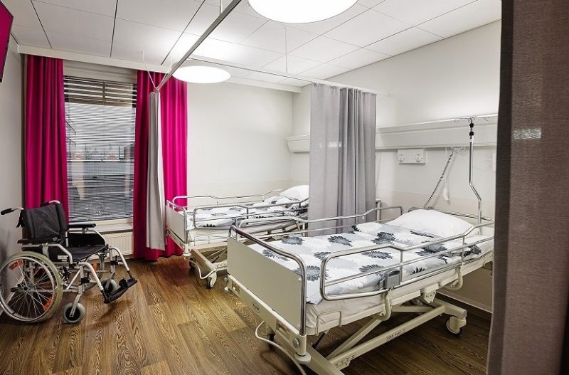 Sairaalahuone, jossa tyhjä sänky.