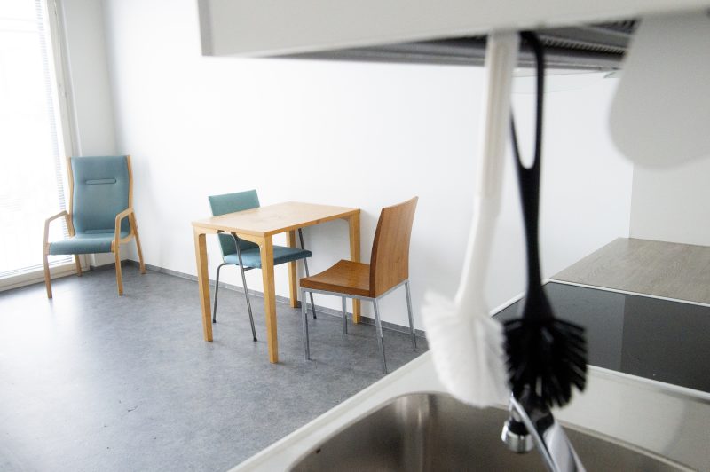 Sisäkuva vuokra-asunnosta Wäylässä. Kuvassa tiskipöytä ja pöytäryhmä. 