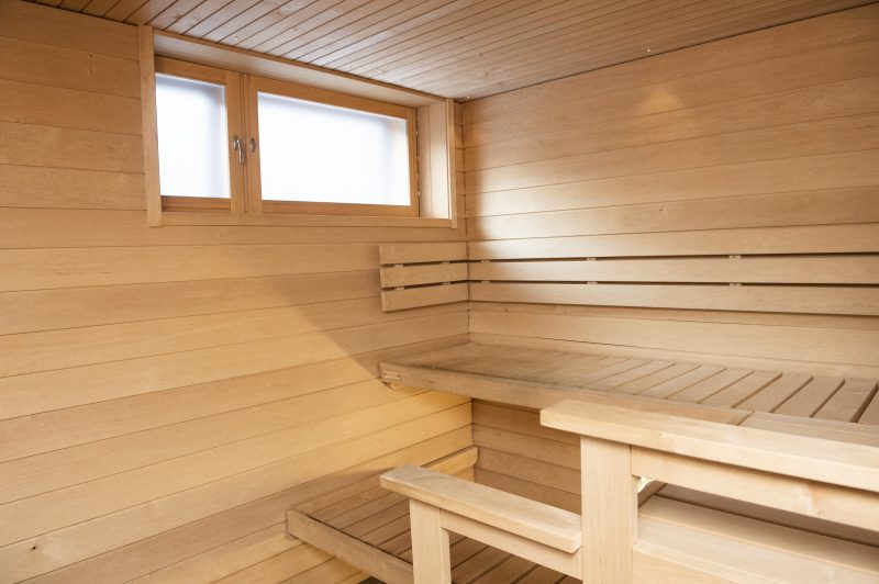 Wäylän sauna. Lauteille mahtu istumaan useita ja luonnon valoa tulee matalasta sumennetusta ikkunasta.