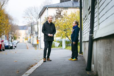 Kaksi miestä seisoo kadulla.