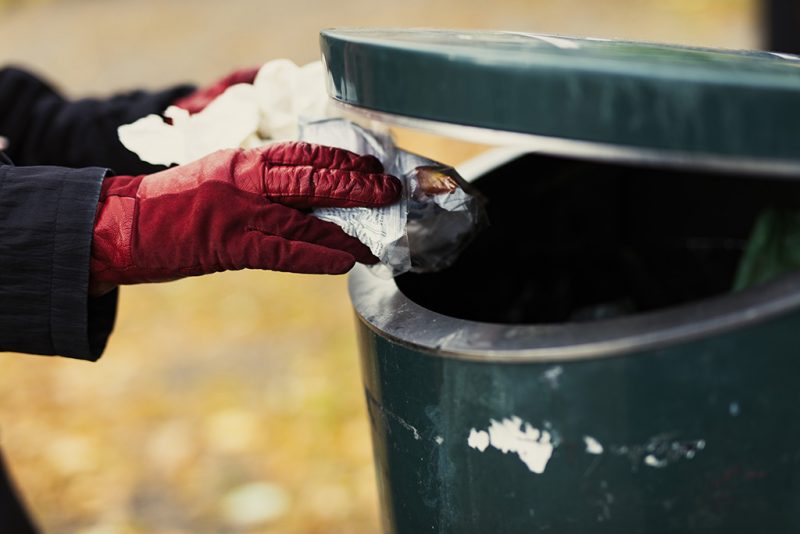 Roska pudotetaan vihreään roskikseen.