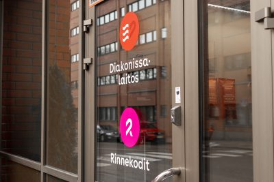 Ovi, jossa Diakonissalaitoksen ja Rinnekotien logot.