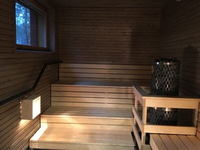 Sepänkodin saunassa on sekä perinteiset lauteet että penkkityylinen esteetön laude.