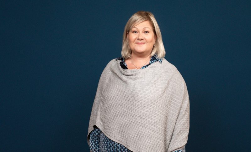Rinnekotien liiketoimintajohtaja Leila Rutanen katsoo hymyillen kameraan.