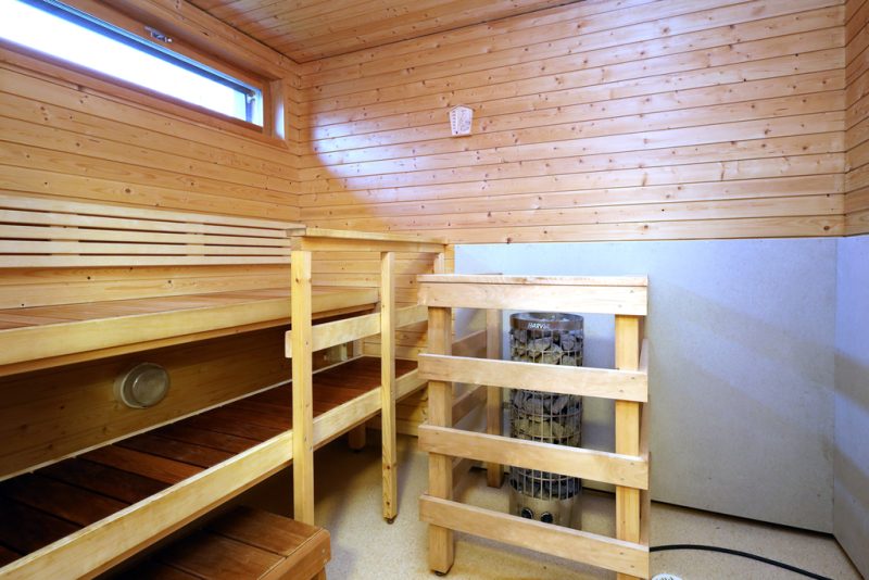 Johannisbergin sauna, jossa lauteet ja pyöreä korkea kiuas.