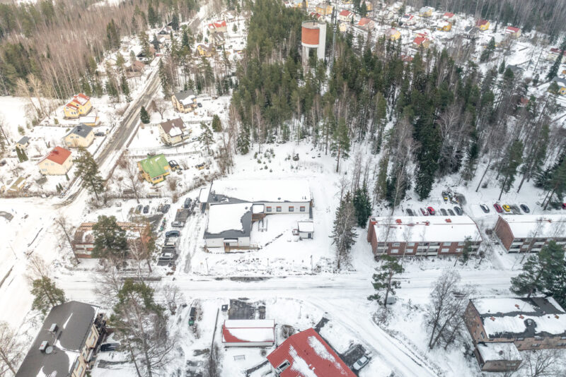 Ilmakuva alueesta, jolla Juusonrinne sijaitsee. Ympäristössä on omakotitaloaluetta sekä vähän metsää.