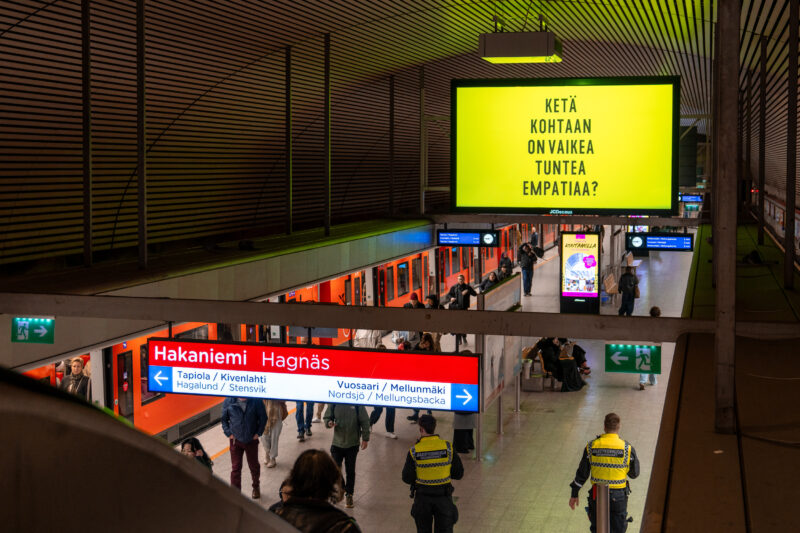 Metroaseman mainostaulu, jossa teksti Ketä kohtaan on vaikea tuntea empatiaa.