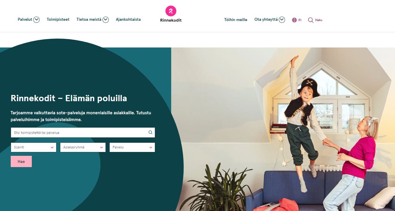 Kuvakaappaus rinnekodit.fi-sivustolta, jossa lapsi ja nainen tanssivat.