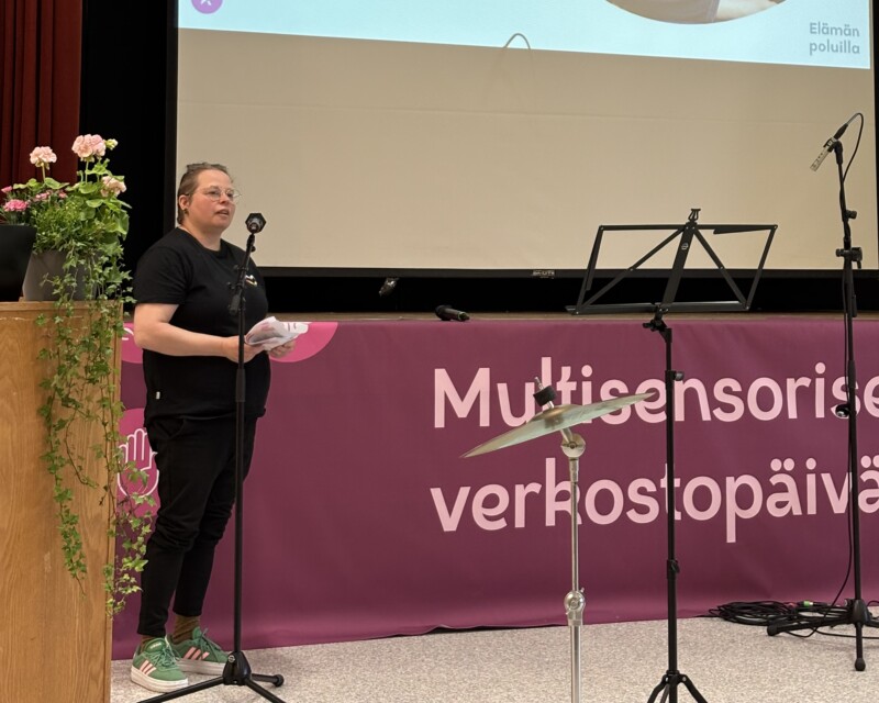 Ihminen pitämässä puhetta.