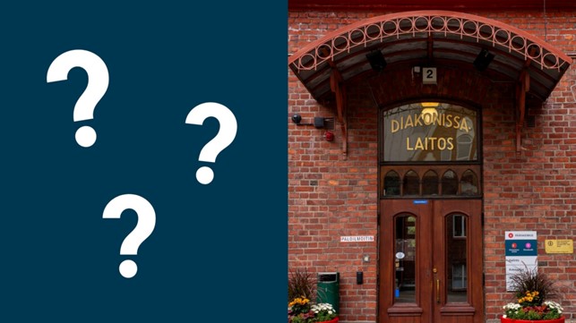 Kuvan vasemmassa reunassa kolme valkoista kysymysmerkkiä tummansinisen väritaustan päällä. Oikeassa reunassa Diakonissalaitoksen sisäänkäynti.