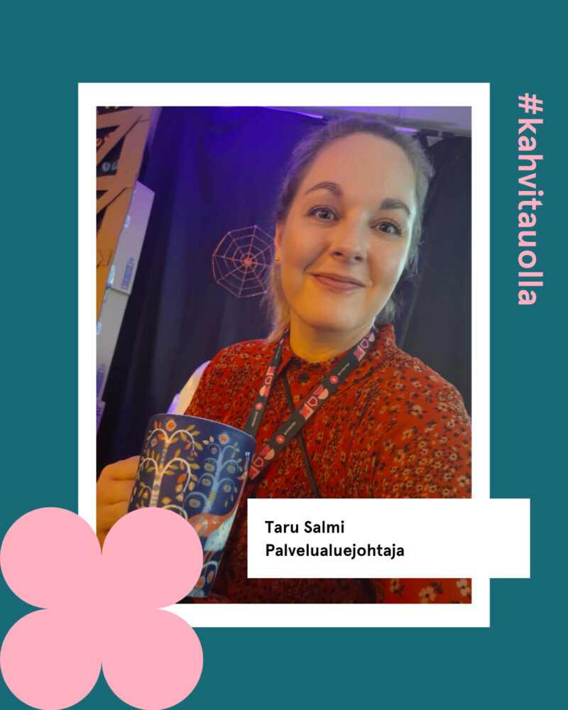 Kehystetty kuva, jossa keskellä naishenkilö kahvikuppi kädessä. Kehyksissä lukee teksti #kahvitauolla.