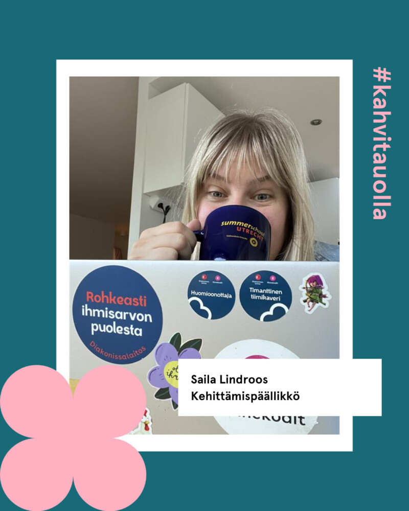 Kehystetty kuva, jossa keskellä naishenkilö kahvikuppi kädessä tietokoneen takana. Kehyksissä lukee teksti #kahvitauolla.