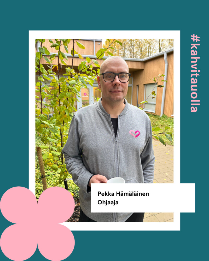 Kehystetty kuva, jossa keskellä mieshenkilö seisoo pihalla  kahvikuppi kädessä. Kehyksissä lukee teksti #kahvitauolla.