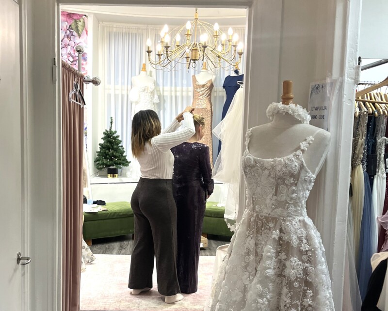 Kaksi ihmistä pukuvuokraamossa.