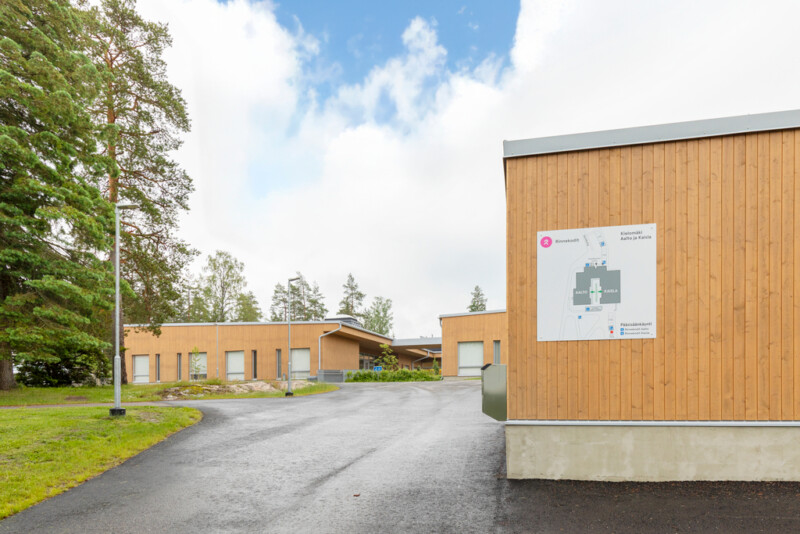 Kielomäen rakennus on yksikerroksinen, monikulmainen ja puurakenteinen ja se sijaitsee pienen mäen päällä. Etuala pihasta on asfaltoitua, myös vehreää luontoa on ihan lähellä sisäänkäyntiä.