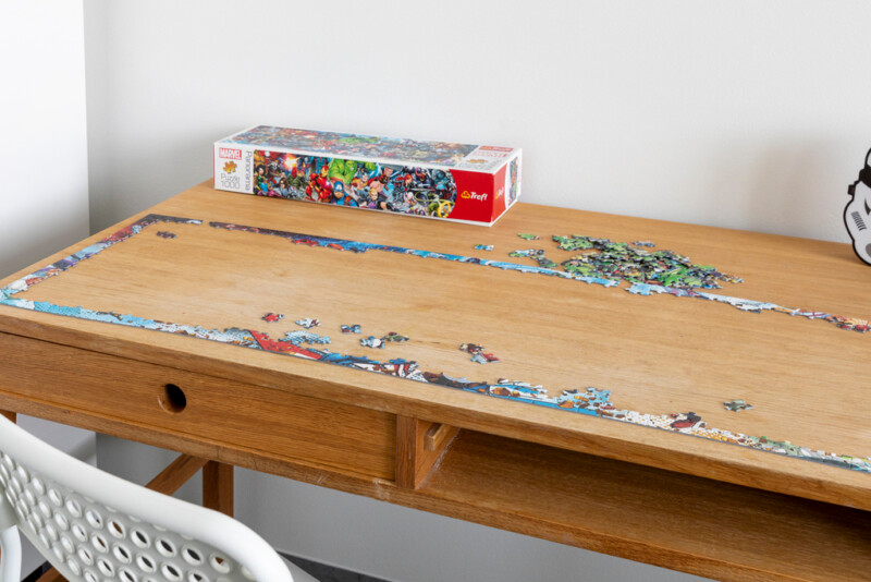 Puisella kirjoituspöydällä aloitettu isoa palapeliä.