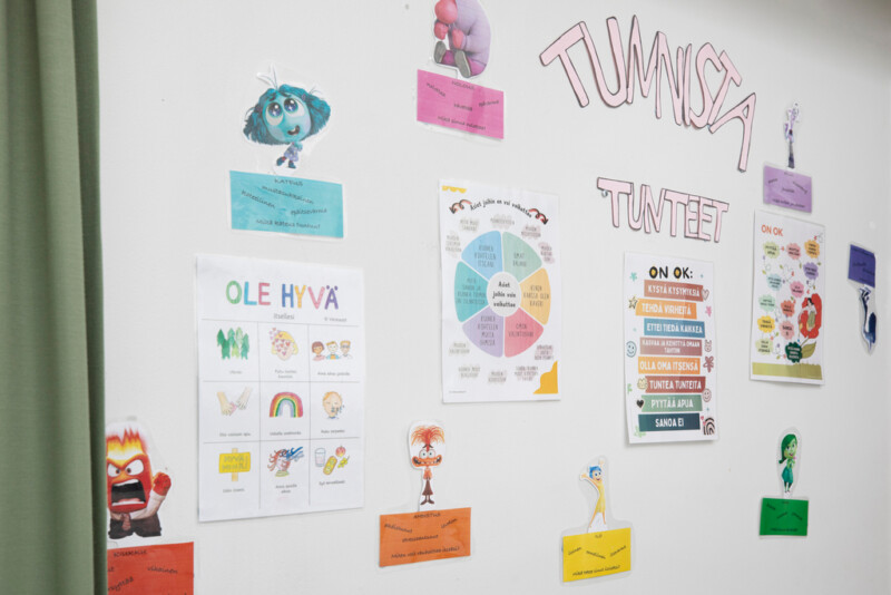 Seinällä erilaisia tunnista tunteet tehtäviä ja ajatusmietteitä.