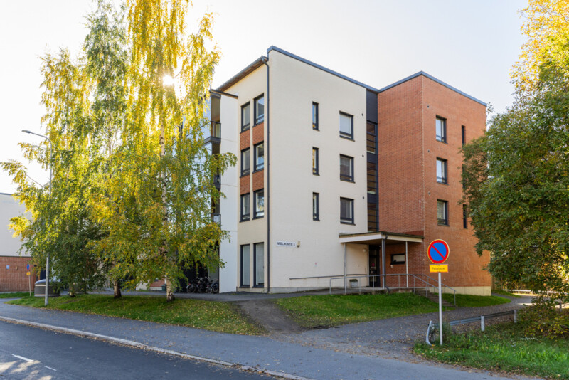 Rinnekodit Merikajon rakennus ulkoapäin kuvattuna. Rakennus on nelikerroksinen tiilikerrostalo.